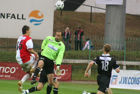 Damian Świerblewski główką przerzuca piłkę nad bramkarzem