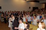 Uczestnicy Ruchu Gloriosa Trinita śpiewają w sali widowiskowej ŁOK na chwałę Chrystusa
