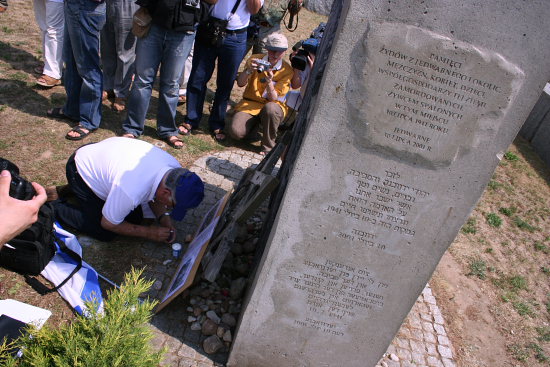 uroczystości pod pomnikiem w Jedwabnem z 10 lipca 2006r  fot. archiwum