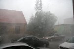 Foto: silny wiatr połączony z intensywnymi opadami deszczu, ul. Dworna przed redakcją 4lomza.pl