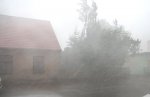 Foto: silny wiatr połączony z intensywnymi opadami deszczu, ul. Dworna przed redakcją 4lomza.pl