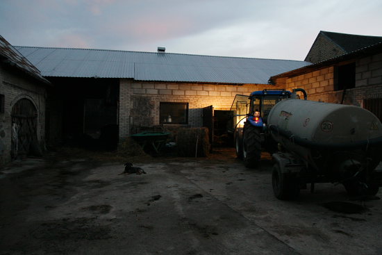 miejscowość Supy - brak prądu, rolnik podświetla sobie traktorem