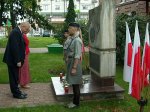 Jerzy Brzeziński, pod pomnikiem Pamięci Żołnierzy Armii Krajowej Obwodu Łomżyńskiego (fot. um.lomza.pl)