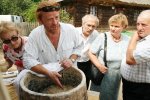 Foto: Zbigniew Derewońko ze Staniek niedaleko Siemiatycz pokazuje proces przygotowania i wypieku chleba