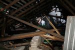 Foto: miejscowość Wagi - przewrócona stodoła, połamane żerdzie