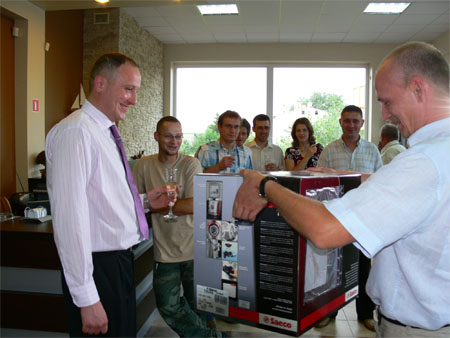 Wręczenie prezentu od firmy Ufloor - wysokociśnieniowego ekspresu do kawy, który będzie służył nam jak również naszym klientom.