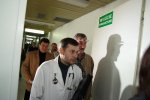 dr Leszek Kołakowski i przedstawiciele lekarzy idą na salę na której zebrali się lekarze aby poinformować o podpisaniu porozumienia