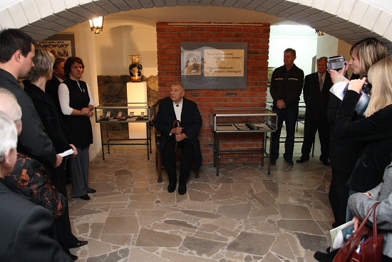 Zbigniew Pieńkowski w piwnicach dworku w Drozdowie podczas otwarcia wystawy