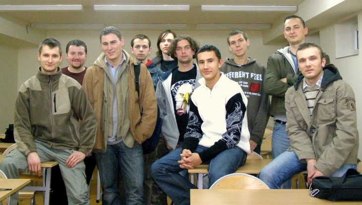 Członkowie łomżyńskiej grupy miłośników Linux-a