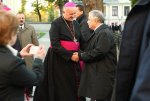 Foto: bp Stanisław Stefanek wita Prezydenta RP Lecha Kaczyńskiego przed Wyższym Seminarium Duchownym w Łomży