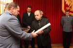 Starosta łomżyński Krzysztof Kozicki przekazuje mapę powiatu nowemu komendantowi