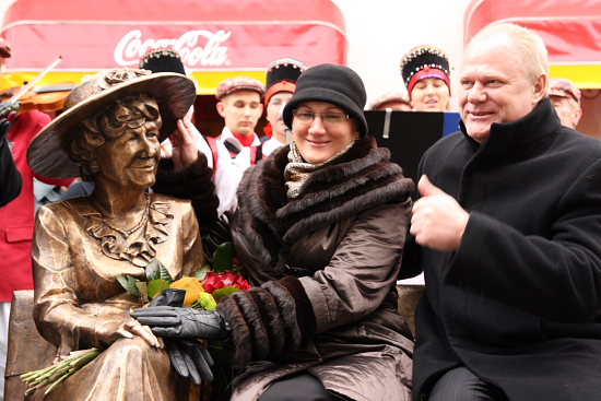 Prezydent Łomży Jerzy Brzeziński z żoną siedzą na ławeczce Pani Hani