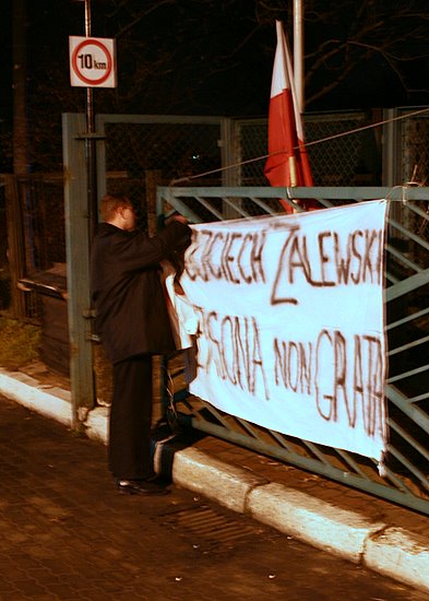 Jacek Karwowski jeden z członków „nieformalnego komitetu strajkowego” zdejmuje transparenty z gramy głównej PKS-u 