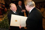 Prezydent Jerzy Brzeziński wręcza nagrodę Stanisławowi Zagórskiemu