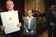 Prezydent Jerzy Brzeziński wręcza nagrodę Jolancie Łucji Deptule