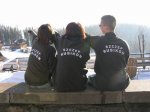 Foto: Sandra, Kamila i Łukasz podziwiają góry w czarnych bluzach z nazwą szczepu na plecach  