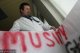lekarz Andrzej Antosiuk zwija transparent z napisem "Musimy głodować żeby dyrekcja rozmawiała",
