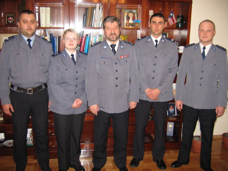 Na początku grudnia 2007 roku do Kosowa wyjechało czterech podlaskich policjantów. Tu na zdjęciu z Komendantem Wojewódzki Policji w Białymstoku. (fot. podlaska.policja.gov.pl)