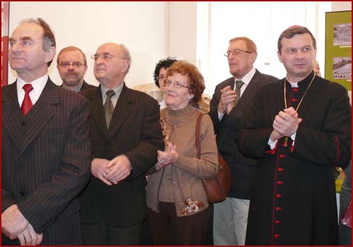 Otwarcie wystawy; od lewej:
Mieczysław Bagiński, Sławomir Zgrzywa, Jan Rachubka, Halina Rachubka, Maciej Czarnecki, Ks. Biskup Tadeusz Bronakowski, 
