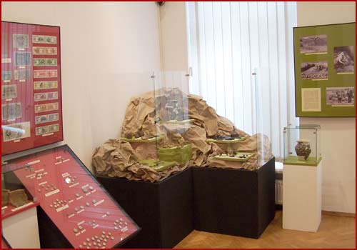 fragment ekspozycji- dział nunizmatyki i archeologiczny