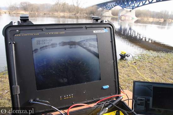 VideoRay czyli kamery z silnikiem i sonar pomagają strażakom w przeszukiwaniu rzeki. 