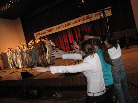 Uczestnicy śpiewali i tańczyli na scenie i widowni