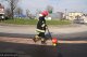 strażacy rozsypują specjalny proszek wchłaniający olej