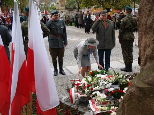 Druhna Komendantka składa kwiaty przed pomnikiem Żołnierzy 33 Pułku Piechoty.