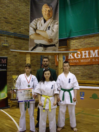 Zawodnicy Łomżyńskiego Klubu Karate Kyokushin i trener Dariusz Syrnicki