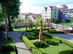 Foto: Widok na plac przyklasztorny
i ulicę Dworną 32, Łomża