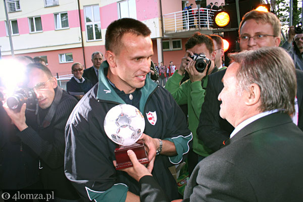 Ówczesny asystent trenera Leszek Ojrzyński po wygraniu III ligi (2006.05.31)
