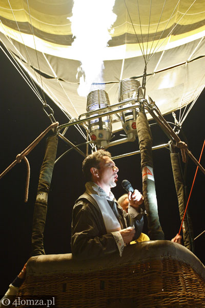 Jacek Wójcicki śpiewa z kosza balonu