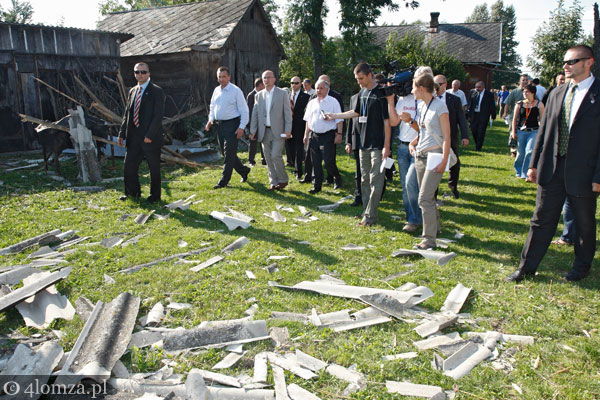 Prezydent Lech Kaczyński we wsi Tybory-Wólka ogląda zniszczenia
