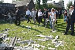 Prezydent Lech Kaczyński we wsi Tybory-Wólka ogląda zniszczenia