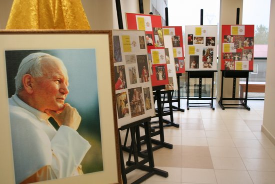 PWSIiP w Łomży - prezentacja zdjęć obrazujących pontyfikat Papieża Polak