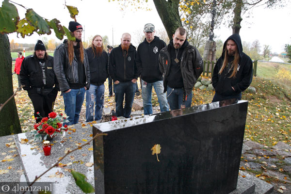 Sabaton przy grobie kpt. Władysława Raginisa i jego żołnierzy 