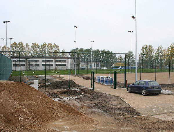Łomżyński „orlik” powstaje  na terenie dawnej bazy ŁPRI przy ulicy Zawadzkiej. Zgodnie z ofertą przetargową, prace mają zostać ukończone do 30 października. (fot. 24.10.2008)