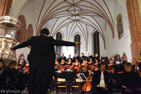 Jan Miłosz Zarzycki poprowadził Łomżyńską Orkiestrę Kameralną i Chór Katedry Warszawsko-Praskiej Musica Sacra
