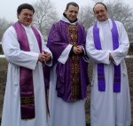 Celebransi Liturgii pogrzebowej: (od lewej) Ks. Jan Krupka, O. Konrad Małys OSB, Ks. Paul Dźwig