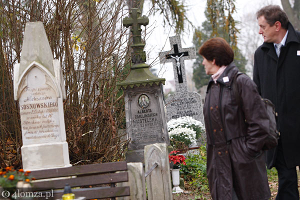 niewielu odwiedzających groby na łomżyńskim cmentarzu nie miało przyklejonego znaczka kwesty