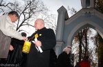 Przewodniczący Rady Miejskiej Łomży Wiesław T. Grzymała przed bramą główną