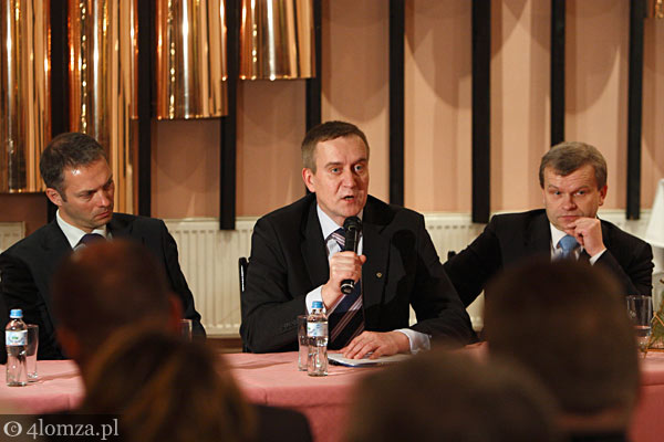 Od lewej: poseł Jacek Żalek, poseł Robert Tyszkiewicz i członek zarządu województwa podlaskiego Jacek Piorunek