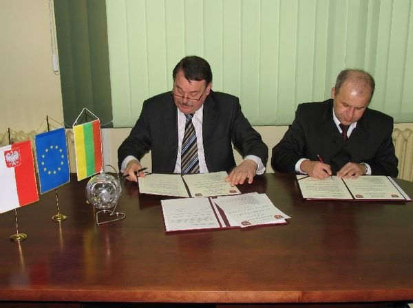 Starosta Łomżyński Krzysztof Kozicki i mera samorządu Rejonu Soleczniki Leonard Talmont podpisują porozumienie o współpracy obu samorządów.