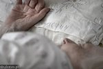 75-letnia Teresa Nowakowska w wigilię Anno Domini 2008 upadła tak nieszczęśliwie, że złamała prawą rękę. Odebrało jej mowę. I chociaż  wydaje się, że nie ma kontaktu z otoczeniem, reaguje poruszeniami na obecność bliskich i personelu hospicjum...