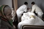 Eleonora Jankowska (lat 78; na zdjęciu po lewej) codziennie odwiedza swoją młodszą o trzy lata siostrę, która po wypadku dwa tygodnie temu trafiła do hospicjum. Mieszkają razem od pięciu lat. „A to ona miała się mną opiekować...” - szlocha.   