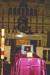 Urna z prochami kompozytora Witolda Lutosławskiego w kościele pw. św. Karola Boromeusza podczas mszy pogrzebowej 16 lutego A.D. 1994 (fot. Stanisława Chyl)
