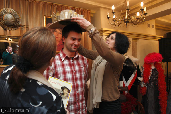 Marek Matuszewski otrzymuje kapelusz z rąk Teresy Adamowskiej
