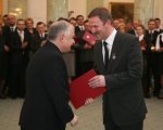 Prezydent Lech Kaczyński wręcza Andrzejowi Kiłeczewskiemu, prezesowi Pepees S.A. list gratulacyjny (fot. www.prezydent.pl) 