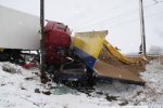 Ciężarówka po zderzeniu z pociągiem w okolicach Wysokiego Mazowieckiego (fot. podlaska.policja.gov.pl)