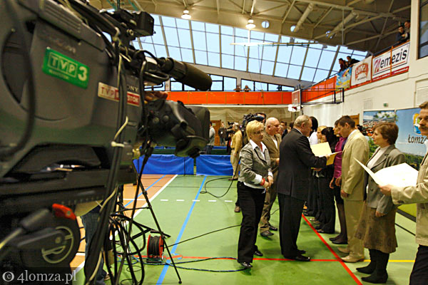 W przerwie meczu Prezydent Łomży Jerzy Brzeziński wręczył „laury sportowe”